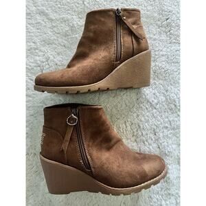 Women’s Bob's from skechers memory foam brown leather booties -size  6 - H2